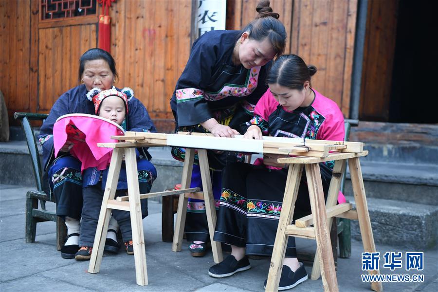 施林嬌（右一）在十八洞村學習苗繡（4月25日攝）,。