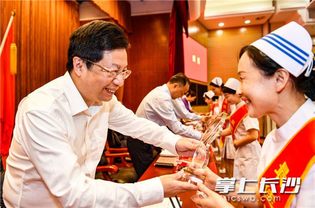 今天下午，長(zhǎng)沙市舉行紀(jì)念第109個(gè)國(guó)際護(hù)士節(jié)大會(huì),，為一批優(yōu)秀護(hù)理工作者頒獎(jiǎng),。長(zhǎng)沙晚報(bào)全媒體記者 余劭劼 攝