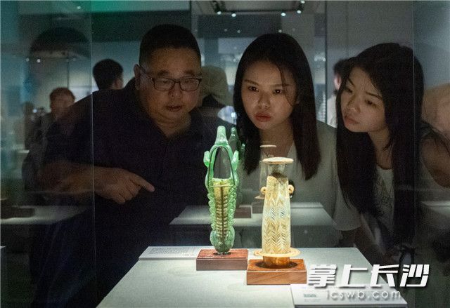 6月12日，平山郁夫絲綢之路美術館藏文物展在長沙博物館開展,，市民們正在觀展,。長沙晚報全媒體記者 鄒麟 攝