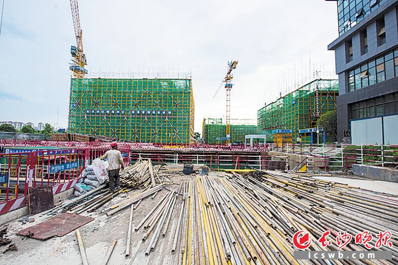 園區(qū)今年把重大項(xiàng)目建設(shè)作為對(duì)沖疫情、實(shí)現(xiàn)雙過(guò)半的重要抓手,，全力提高項(xiàng)目履約率,、開(kāi)工率、竣工率,。圖為芙蓉中央產(chǎn)業(yè)園三期建設(shè)現(xiàn)場(chǎng),。