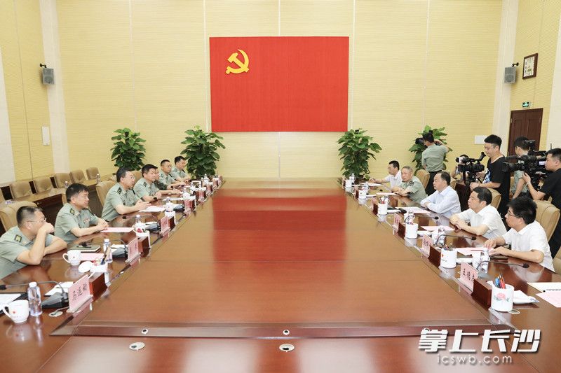 鄭建新到湖南省軍區(qū)慰問,。劉書勤 攝