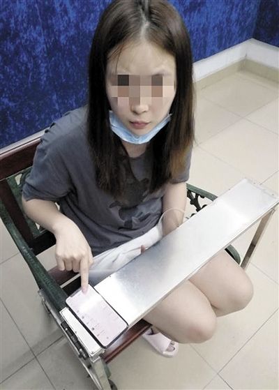 ↑嫌疑人展示賬單。 上游新聞記者 張錦旗 攝