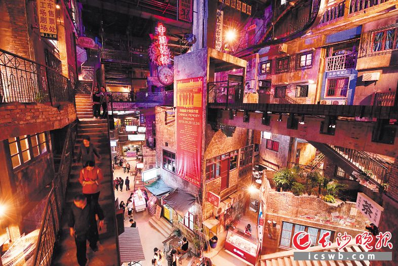 文和友用電影場(chǎng)景化布景還原一個(gè)上世紀(jì)80年代的老長(zhǎng)沙城,，濃濃的懷舊感和市井風(fēng)情極大契合了中國(guó)新消費(fèi)群體的普遍需求。長(zhǎng)沙晚報(bào)全媒體記者 鄒麟 攝