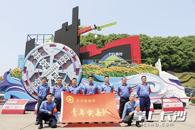 中聯(lián)重科組建了青年突擊隊(duì)21支,，組織隊(duì)員1200名，積極投入到火熱的一線生產(chǎn)工作中,。陳丹妮 攝
