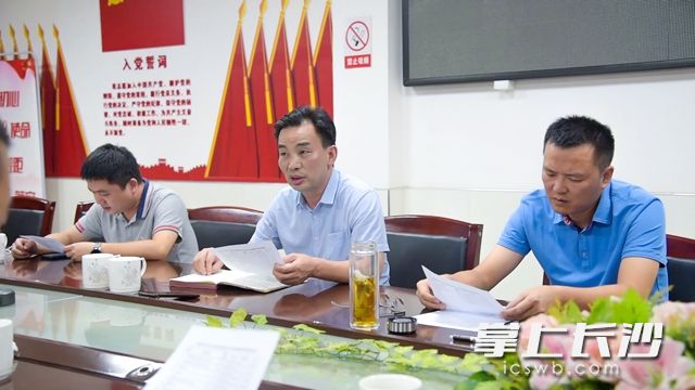 雷鋒街道黨工委書記金勝利（中）深夜調(diào)度為項(xiàng)目征拆攻堅(jiān)克難,。 柯鳴 攝