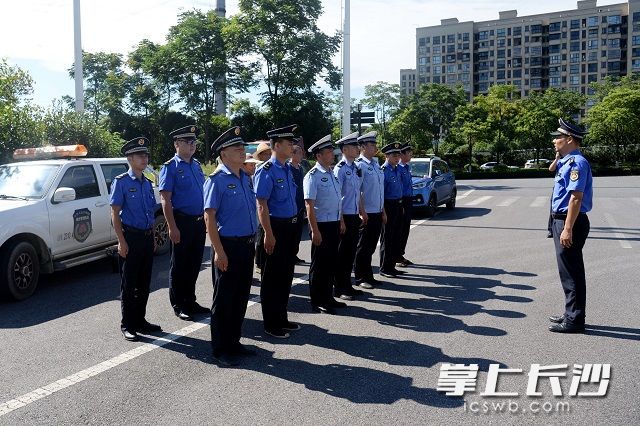 8月13日上午,，長沙高新區(qū)開展共享單車占道違停集中整治聯(lián)合行動。吳夢珊 攝