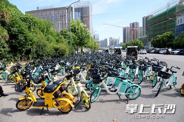 尖山路上占道違停的共享單車、共享電單車給道路安全,、居民出行和市容市貌帶來了影響,。吳夢珊 攝