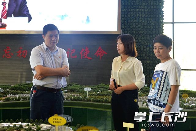 在潯龍河村沙盤中心,，大家詳細了解潯龍河村的基本情況,。黃榮佳 攝