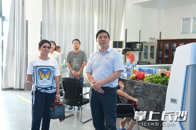 在潯龍河村黨建服務(wù)中心，集體觀看潯龍河主題宣傳片,，實地學(xué)習(xí)村內(nèi)黨建工作格局,。黃榮佳 攝