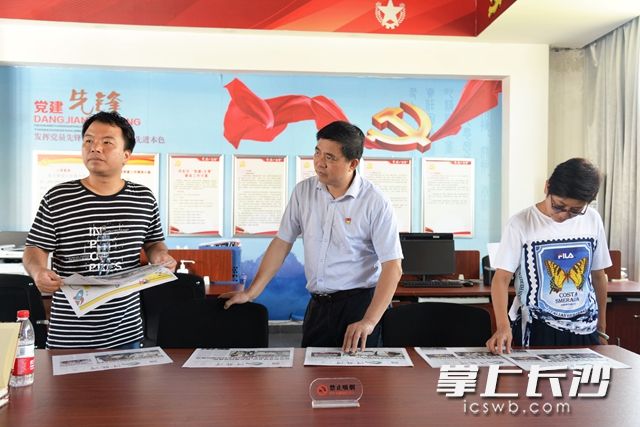 在村內(nèi)的資料室,，黨員們學(xué)習(xí)閱覽潯龍河村村志與報紙,。黃榮佳 攝