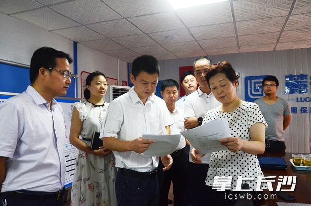 陳志紅（前排右一）向和泰家園二期保障房建設(shè)方宣講《保障農(nóng)民工工資支付條例》,。袁路華 攝