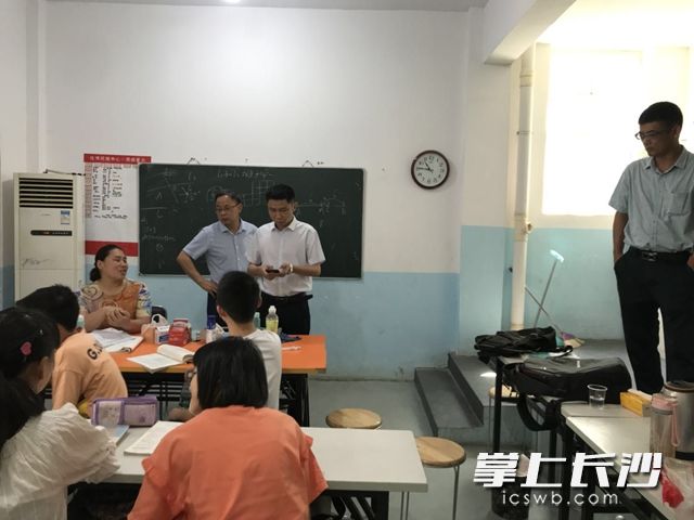 近日，高新區(qū)教育局工作人員分批前往幼兒園和校外培訓(xùn)機(jī)構(gòu)進(jìn)行督查,。通訊員  供圖