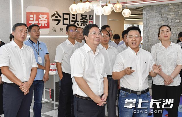 今天下午,，省委常委,、市委書記胡衡華到天心經(jīng)開區(qū)調(diào)研，走訪了長沙天心文化（廣告）產(chǎn)業(yè)園部分企業(yè),。長沙晚報全媒體記者 余劭劼 攝
