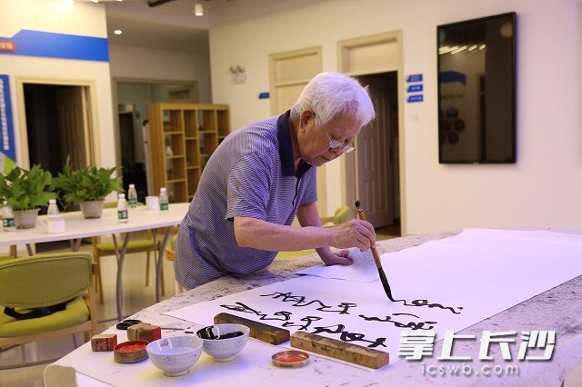 王友智老先生的狂草是最有特色的,，他字里行間“放浪形骸”,、大氣磅礴的氣勢令人贊嘆。陳丹妮  攝
