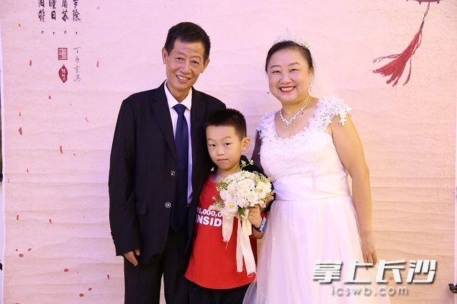 8月20日,，麓景社區(qū)居家養(yǎng)老中心為35對(duì)老人補(bǔ)拍“金婚銀婚”婚紗照,。陳丹妮  攝