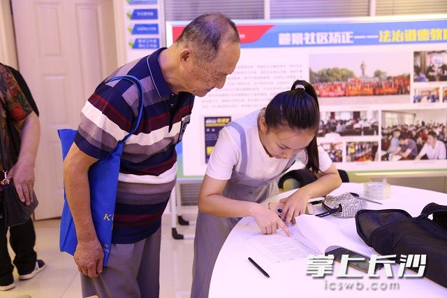現(xiàn)場(chǎng),，工作人員核對(duì)報(bào)名者信息,。陳丹妮 攝