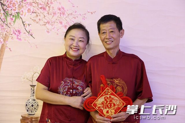 在攝影師的引導(dǎo)下,，叔叔阿姨們擺拍各種姿勢(shì)，攝像師們用鏡頭一一記錄下他們相濡以沫的愛(ài)情,。陳丹妮 攝