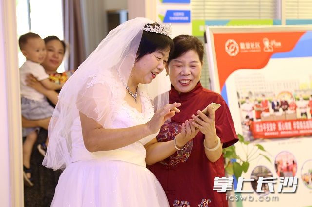 參與活動(dòng)嘉賓相互分享她們各自“愛(ài)情”的甜蜜時(shí)光,。陳丹妮 攝