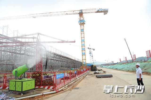 各項目工地在狠抓建設進度的同時，也注重落實好藍天保衛(wèi)戰(zhàn)各項措施,。岑軍 攝