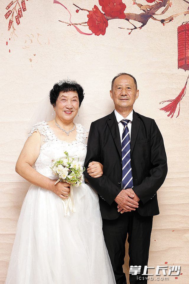 今年是袁康忠和陳善娟幸福的金婚,。 陳丹妮 攝