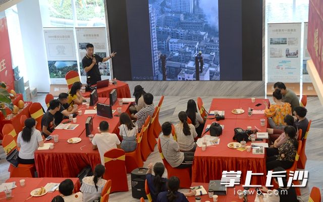8月25日,，《高新麓谷》報聯(lián)合保利恒偉時光印象開展《新聞攝影關鍵詞》攝影講座。黃榮佳 攝