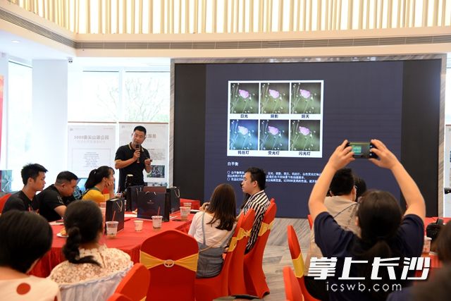 專業(yè)且幽默的授課吸引大家拍照記錄,。黃榮佳 攝