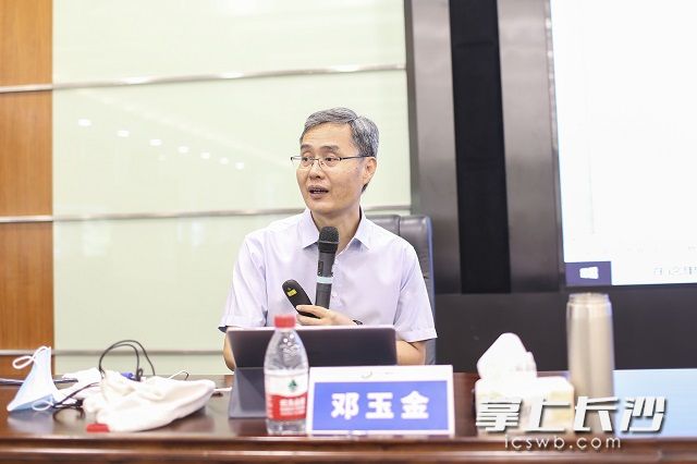 此次培訓(xùn)邀請(qǐng)資深HRD,、實(shí)戰(zhàn)培訓(xùn)師鄧玉金主講?？馒Q 攝