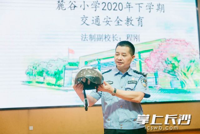8月31日,，高新區(qū)交警大隊(duì)將安全知識送進(jìn)麓谷小學(xué)課堂。通訊員 程剛