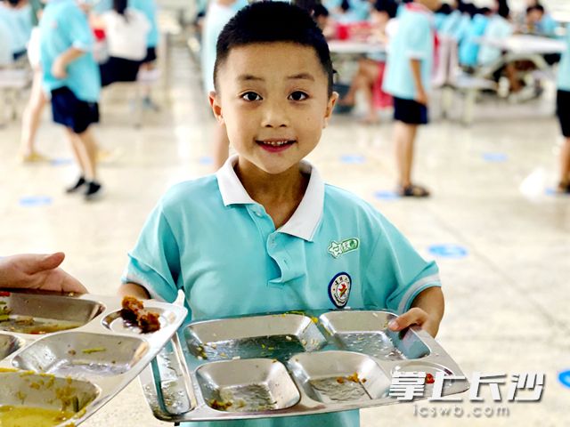 食堂里,，同學(xué)們個個爭當(dāng)“光盤俠” 。通訊員 供圖