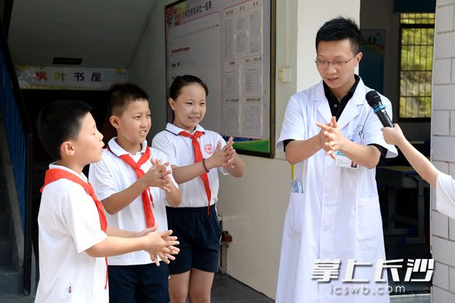 楓樹小學(xué)邀請湖南省抗擊新冠先進(jìn)個人譚鑫（右一）醫(yī)生,，普及科學(xué)有效的防疫技能,。吳夢珊 攝