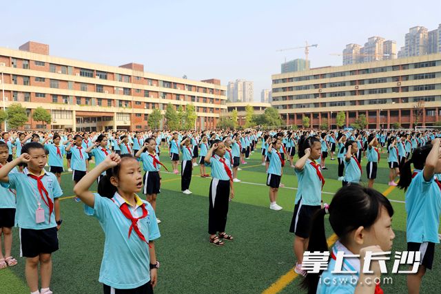 明德麓谷學(xué)校的學(xué)子們舉起右手,，莊嚴(yán)宣誓：“做新時代好少年,！”通訊員 供圖