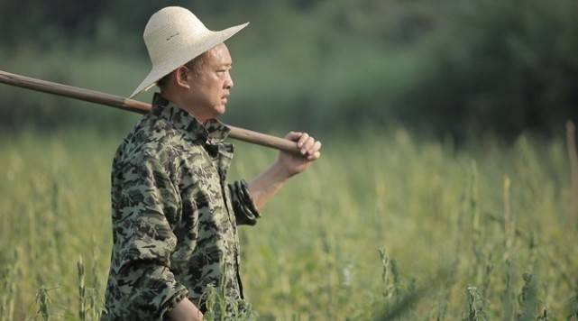 沈昌健在油菜示范基地翻耕土地，準(zhǔn)備9月大面積播種油菜“沈雜油1號(hào)”,。王明睿 羅蜀成 攝