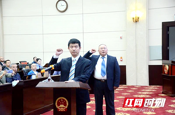 新任命的湘潭市人民政府副市長董巍、市審計局局長彭建平向憲法宣誓,。