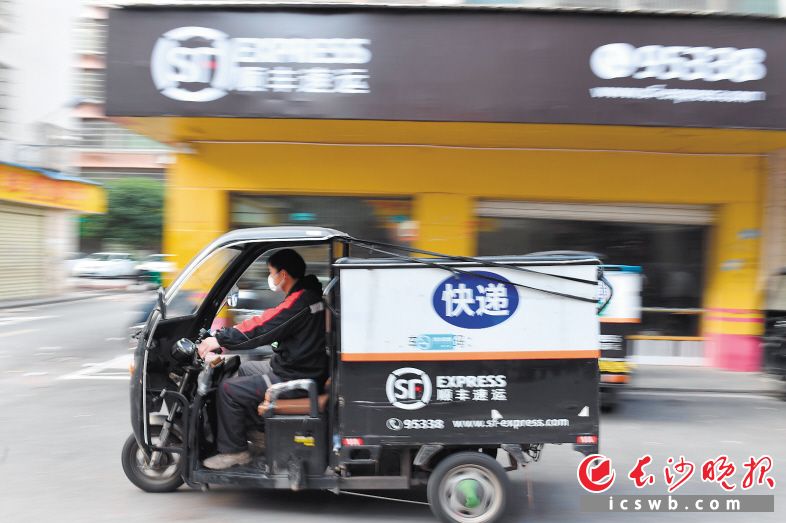 長沙城市的道路上,，每天有成千上萬快遞小哥駕駛著快遞車駛向目的地,。 長沙晚報全媒體記者 王志偉攝