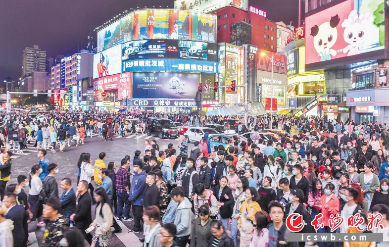 10月3日晚,，游客有序通過黃興路人行橫道線,，來到五一商圈感受長沙豐富多彩的夜生活。