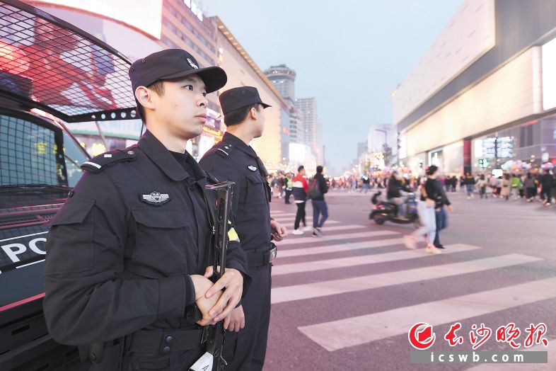 10月7日下午,，長沙五一商圈,，長沙特警劉康正在武裝巡邏。