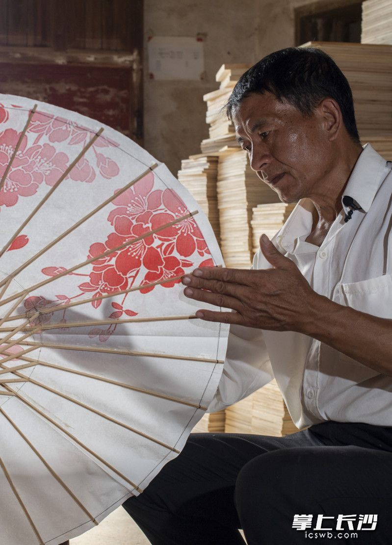 李忠國在制作油紙傘,。長沙晚報全媒體記者 羅杰科 攝