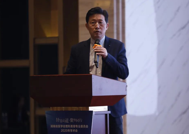 大會主委龍劍虹教授發(fā)表講話。