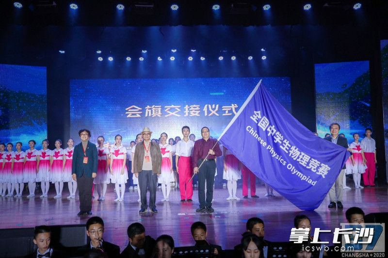 在閉幕典禮上，長郡中學校長李素潔（左）將會旗交給下一屆舉辦單位,。照片由長郡中學提供,。