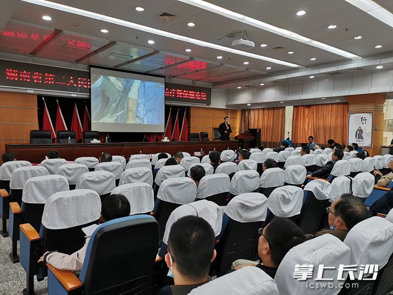 論壇上，專家進(jìn)行手術(shù)直播與解析,。