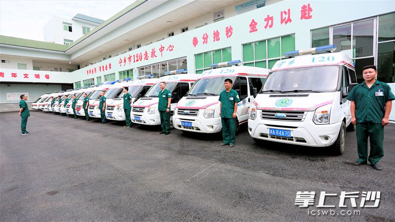 寧鄉(xiāng)市構(gòu)建全域立體急救網(wǎng),，打通搶護(hù)生命健康的綠色通道。設(shè)在寧鄉(xiāng)市人民醫(yī)院的120急救中心,，現(xiàn)代化的急救車整裝待發(fā)。