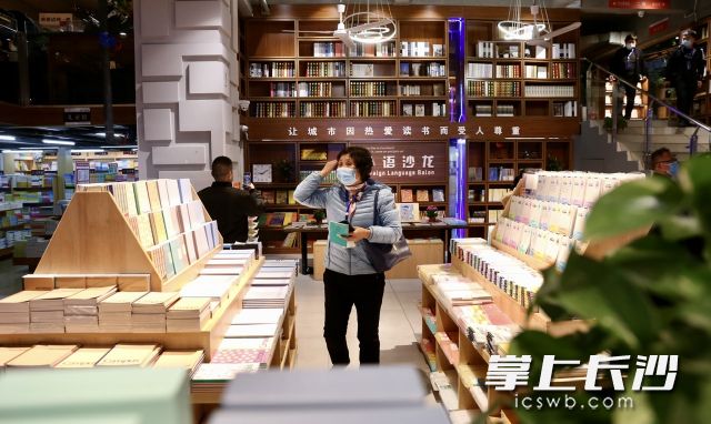 與會(huì)代表在卡樂書城參觀。