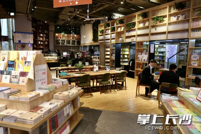 實(shí)體書店不能局限于傳統(tǒng)模式的只賣書,，必須尋求“閱讀+”的轉(zhuǎn)型創(chuàng)新。