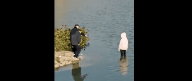網(wǎng)傳視頻顯示，警務(wù)人員曾站在岸邊疑似勸解女孩上岸
