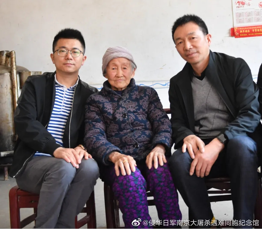 △侵華日軍南京大屠殺遇難同胞紀(jì)念館工作人員看望吳俸貞老奶奶