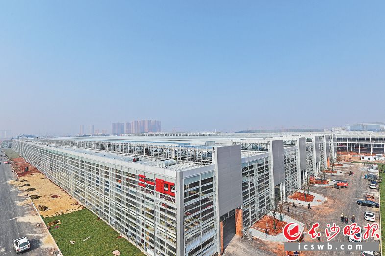 三一智聯(lián)重卡和工程機(jī)械擴(kuò)產(chǎn)項(xiàng)目A地塊1號(hào)廠房率先投產(chǎn),，生產(chǎn)三一消防車和PC生產(chǎn)線。長(zhǎng)沙晚報(bào)全媒體記者 王志偉 攝
