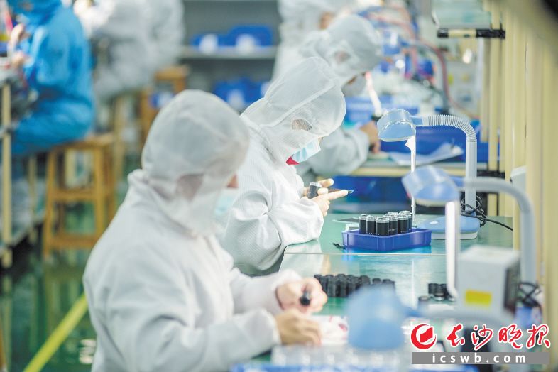 長步道機器視覺光電產業(yè)基地內,，工匠精雕細琢、智能設備加速運轉,，諸多高精尖產品源源不斷下線,。