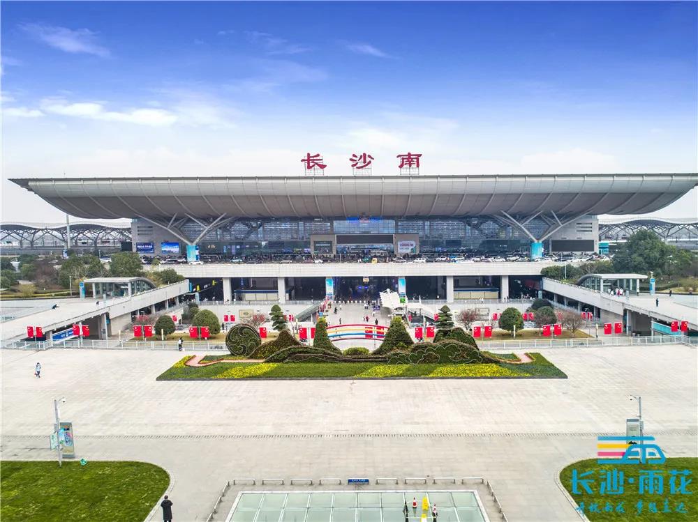 高鐵長(zhǎng)沙南站西廣場(chǎng)綠化景觀改造后實(shí)景圖,。