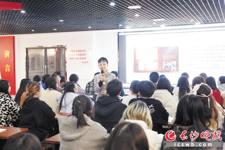 鄧艷君在湖南商務(wù)職院“紅色文化主題教育館”給同學(xué)們上思政課,。