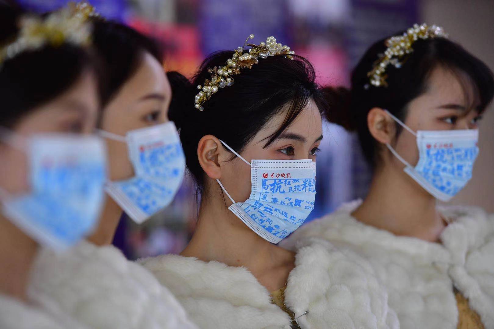現(xiàn)場(chǎng)工作人員戴著“致敬2020 ”字述湖湘2020湖南（長(zhǎng)沙）年度字的專屬口罩,。
